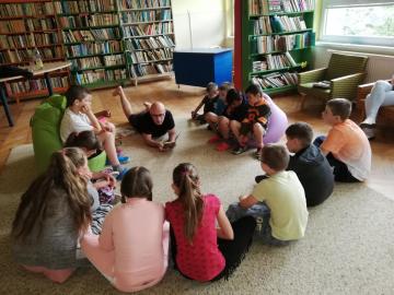 Čítanie kníh s Dušanom Kubáňom - deti ZŠ Čítanie kníh s Dušanom Kubáňom - deti ZŠ
